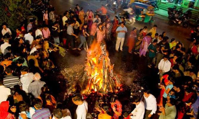 होलिका दहन के समय अपनी राशि के अनुसार करें यह उपाय, चमक जाएगा भाग्य