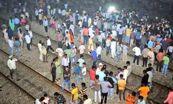 खून के छींटों से दामन बचाने में जुटा रेलवे, ट्रैक पर खड़े लोगों को बताया घुसपैठिया
