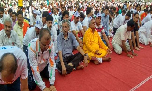 भाजपा-जदयू के मंत्रियों ने साथ किया योग, नहीं दिखे CM नीतीश