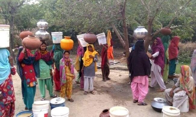 सूखे की समस्या से जूझ रहा यह गांव, पानी के लिए कई किलोमीटर करते हैं सफर