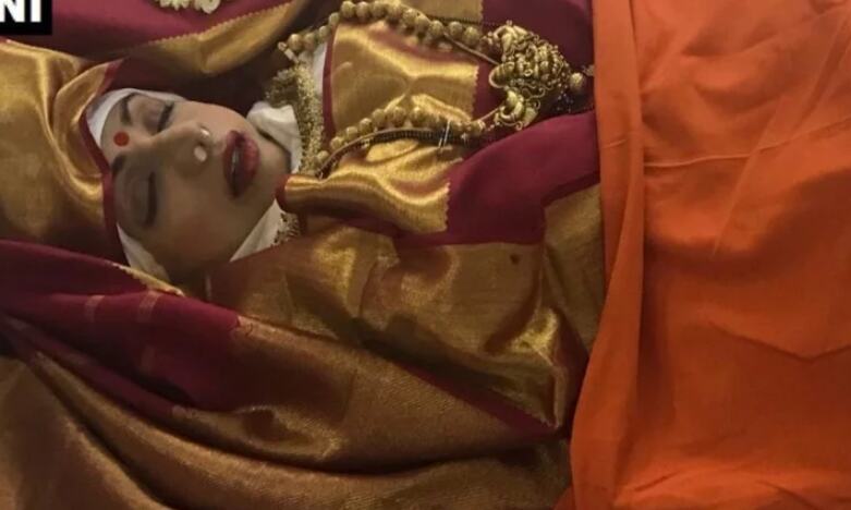 सामने आई श्रीदेवी की पहली तस्वीर, बेटी खुशी और जाह्नवी के साथ शुरू हुई अंतिम यात्रा