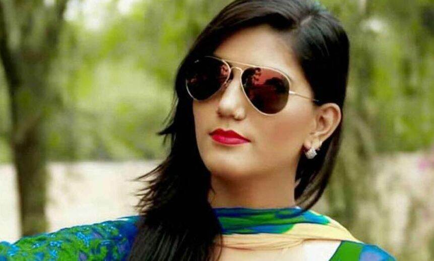 बॉलीवुड की मशहूर हीरोइनों जैसी है सपना चौधरी की लाइफस्टाइल, लाखों में कमाई और करोड़ों का बंगला