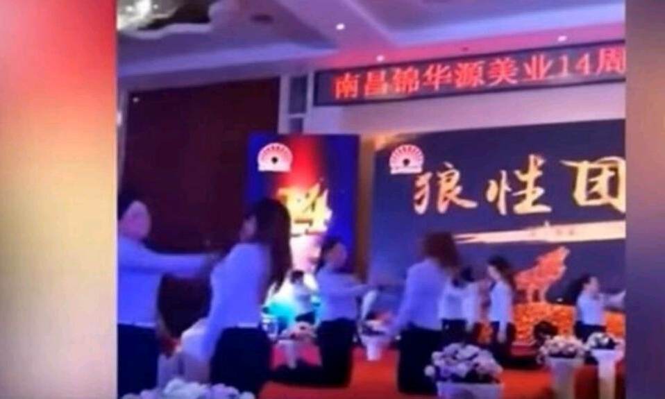 VIDEO: चीनी इंपनी की महिला कर्मियों ने बरसाए एक दूसरे पर थप्पड़, हैरान कर देने वाली है वजह