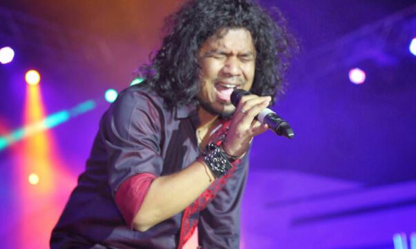 सिंगर पापोन ने रियलिटी शो में किया कंटेस्टेंट को KISS, पॉस्को एक्ट के तहत शिकायत दर्ज