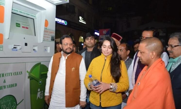 कूड़ा डालने पर पैसे उगलेगी मशीन, रात को इसे देखने हजरतगंज पहुंचे सीएम योगी