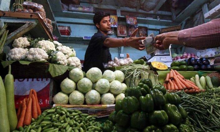 आम आदमी को दोहरा झटका, पेट्रोल-डीजल के बाद महंगाई भी बढ़ी, खाने-पीने की चीजें महंगी