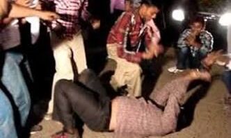 नशे में धुत ऐसा किया नागिन डांस, होश आया तो खुदको पाया इनके बीच