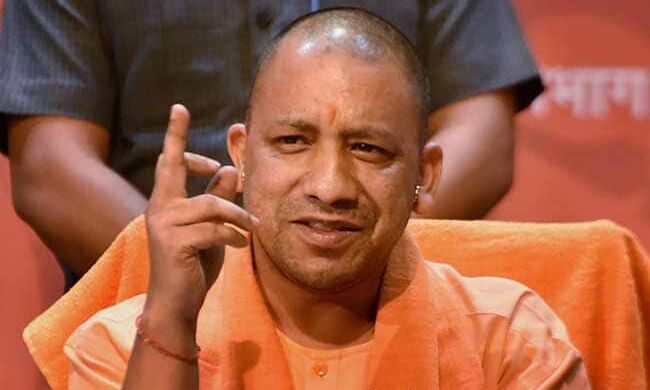 सपा पर सीएम योगी के बयान पर बवाल, बांह पर काली पट्टी बांधकर पहुंचे नेता
