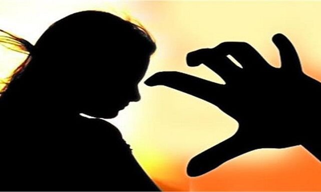 विक्रम में बैठे युवकों ने की महिला से छेड़छाड़, चालक ने नहीं रोका वाहन, इज्जत बचाने को महिला कूदी
