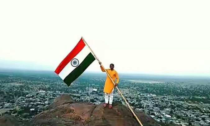 उत्तराखंड: बारिश भी रोक नहीं पाई देश भक्तों की राह, श्रद्धांजलि देने पहुंचे सैकड़ाें लोग