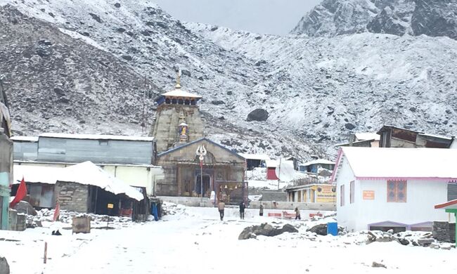 बदरीनाथ और केदारनाथ में बर्फबारी, मैदानों में लुढ़का पारा