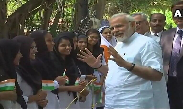 ओखी तूफान से जूझ रहे लक्षद्वीप का दौरा करने पहुंचे PM, पीड़ितों से की मुलाकात