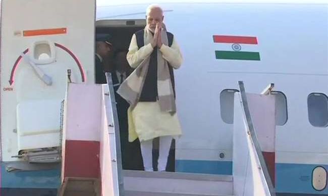 लखनऊ में राज्यपाल राम नाईक व सीएम योगी आदित्यनाथ ने की पीएम मोदी की अगवानी