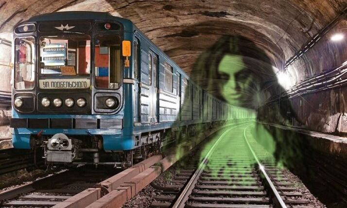 इस रेलवे स्टेशन में ट्रेन की जगह चलते हैं ताबूत
