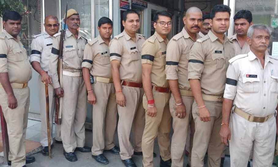 विवेक तिवारी मर्डरः आरोपी पुलिसकर्मी के खिलाफ सिपाहियों ने काली पट्टी बांधकर जताया अपना विरोध