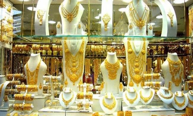 सोने में 400 और चांदी में 850 रुपये की गिरावट