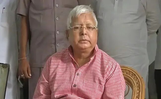 रेल टेंडर घोटाला में बढ़ीं लालू परिवार की मुश्किलें, कोर्ट ने जारी किया समन