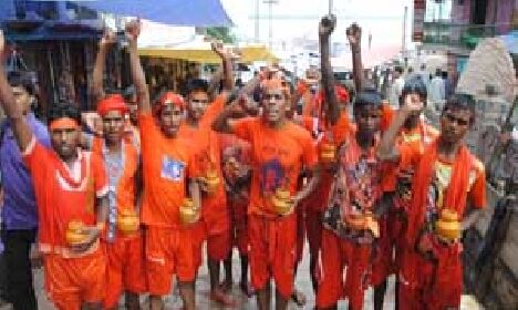 सावन के पहले दिन केसरिया हुई काशी, बाबा के दरबार में महिलाओं के साथ दुर्व्यवहार