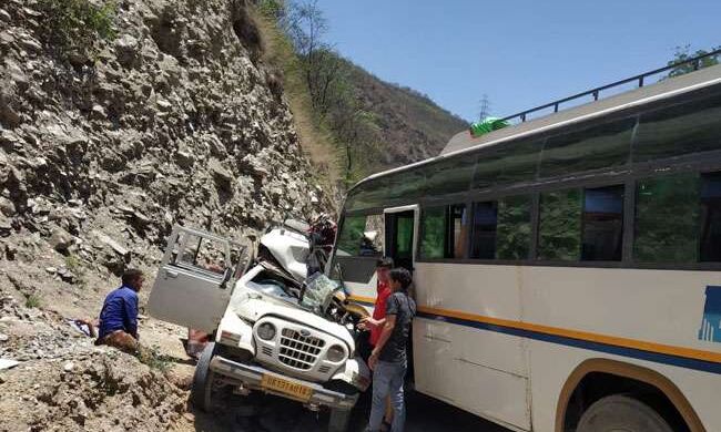 ओवरटेक करने के चक्कर में मैक्स की बस से जबरदस्त टक्कर, तीन की मौत
