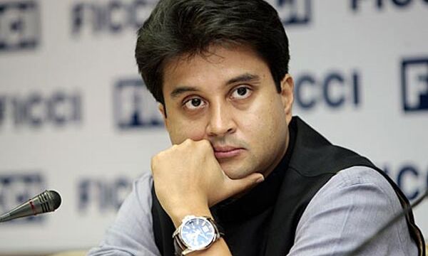 सिंधिया ने राजा महाराजा वाले सवाल पर सीएम पर साधा निशाना, शाह को बताया महाकाल के नियम तोड़ने वाला