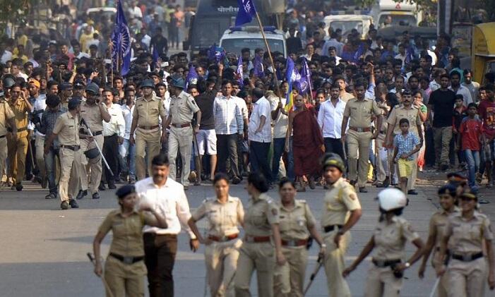 महाराष्ट्र में हाईवोल्टेज प्रदर्शन, मुंबई में जबरन बंद करवाई गईं दुकानें