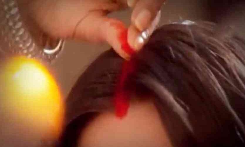 महिलाएं सिंदूर लगाते वक़्त रखें इन बातों का ध्यान नहीं तो, हो सकता है ये अमंगल