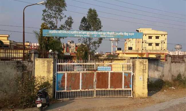 देहरादून: कांग्रेसियों ने किया नारी निकेतन में जबरन घुसने का प्रयास