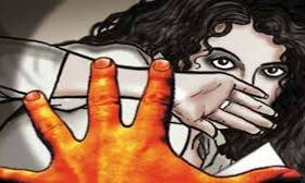 अँधेरे का फायदा उठाकर फाड़े माँ-बेटी के कपड़ें और फिर...