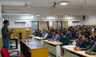 IIT युवाओं को दे रही है नौकरी का बेहतरीन मौका, योग्यता महज 10 वीं पास