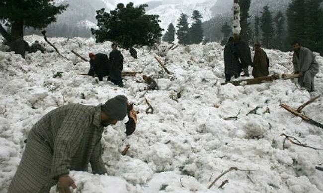 उत्तराखंड में हिमस्खलन में दबा पोर्टर, आंधी से एक की मौत