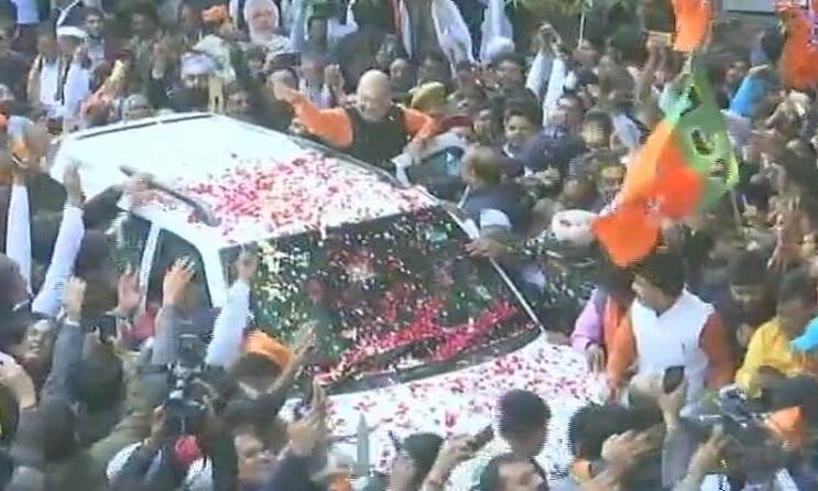 LIVE: गुजरात-हिमाचल में भाजपा सरकार, फूलों की बरसात के बीच पार्टी ऑफिस पहुंचे शाह