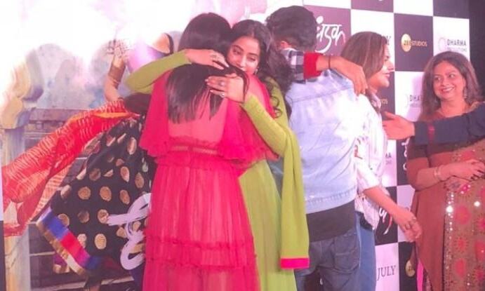 धड़क के ट्रेलर लॉन्च पर मां श्रीदेवी को याद कर रो पड़ीं खुशी, जाह्नवी ने संभाला: विडियो