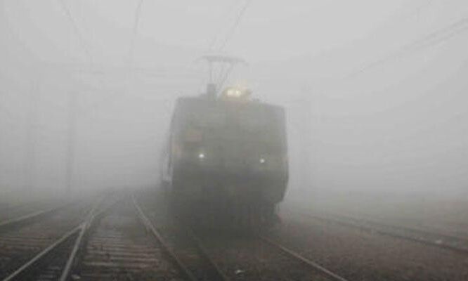जारी है सर्दी का सितम, कोहरे की वजह से 18 फ्लाइट डिले, 21ट्रेनें रद्द