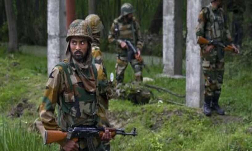 J&K: अनंतनाग में सुरक्षाबलों और आतंकियों के बीच मुठभेड़, 2 आतंकियों को मार गिराया