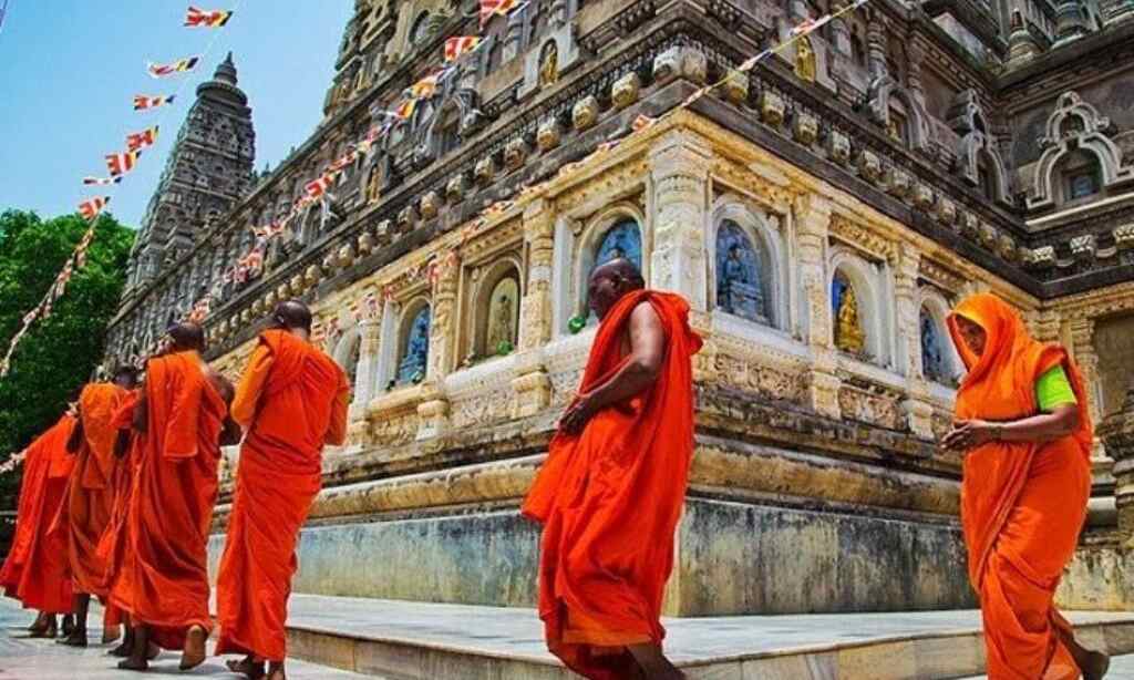 इसलिए आवश्यक है दर्शन के बाद मंदिर की परिक्रमा करना