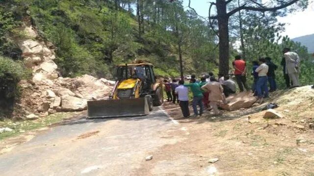 उत्तराखंड में फिर बारिश का कहर, बागेश्वर में टूटा पहाड़, मलबे में दबे कई वाहन