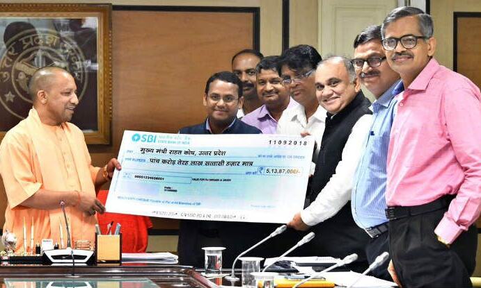 सीएम योगी को दिया केरल में बाढ़ प्रभावितों के सहायतार्थ 5 करोड़ से ज्यादा का चेक