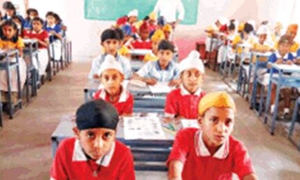 हथियार बनाने वालों के बच्चों ने थामी कलम