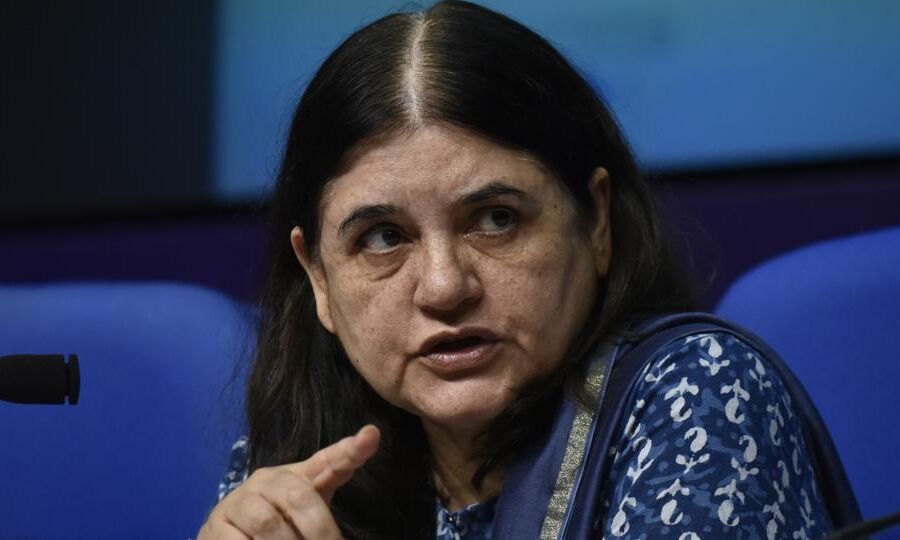 जनता दरबार में भड़कीं केन्द्रीय मंत्री मेनका गांधी, सरेआम अधिकारी को दी गाली