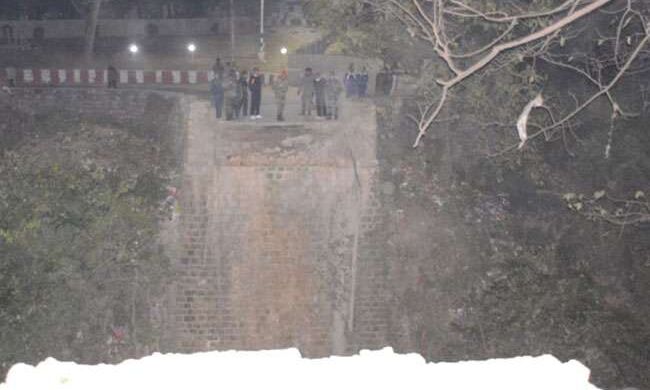 देहरादून में 115 साल पुराना पुल टूटा, दो लोगों की मौत