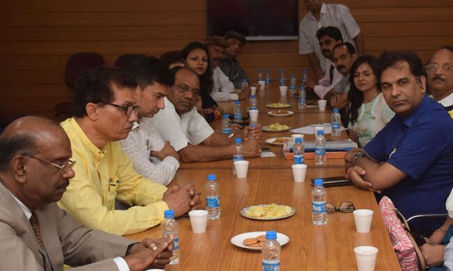 UP राउंडटेबल कॉन्फ्रेंस में सरकारी-गैर सरकारी अस्पतालों के चिकित्सकों ने की बैठक