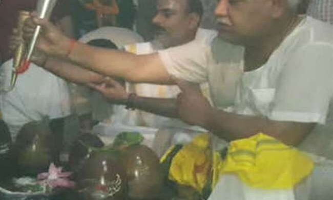 UP: अटल बिहारी वाजपेयी के लिए हवन-पूजन के साथ रुद्राभिषेक तथा दुआ का जोर