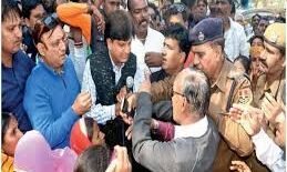 चुनाव बना जंग का मैदान, भाजपाई और कांग्रेसी आमने-सामने, जमकर हुई धक्कामुक्की-फटे कपड़े