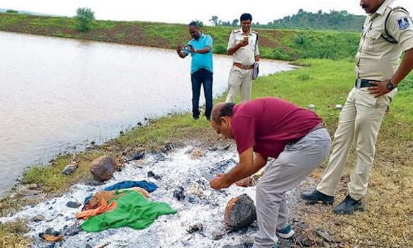 पत्थर से बांधकर लड़का-लड़की को तालाब में फेंका, मरने के बाद एक ही चिता पर जला दिया