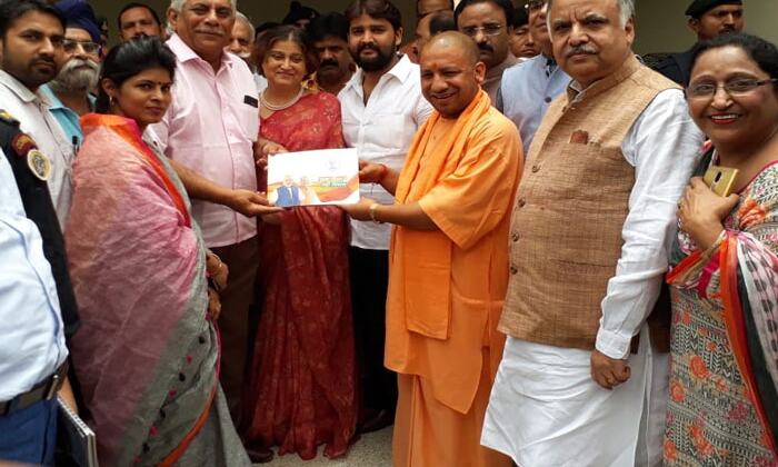लखनऊ: संपर्क फॉर समर्थन अभियान के तहत CM योगी मिले इन छह विभूतियों से