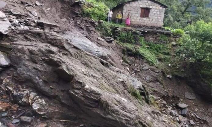 उत्तराखंड: आकाशीय बिजली गिरने से एक की मौत, खतरे के निशान पर पहुंची गंगा, कई घर क्षतिग्रस्त