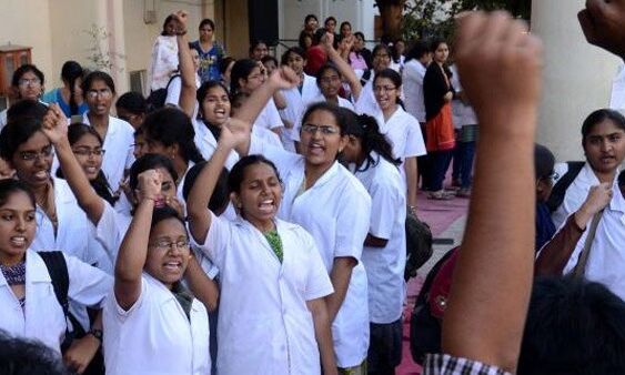 पटना में जूनियर डॉक्टर्स की हड़ताल से मरीज हुए बेहाल, बच्ची की मौत