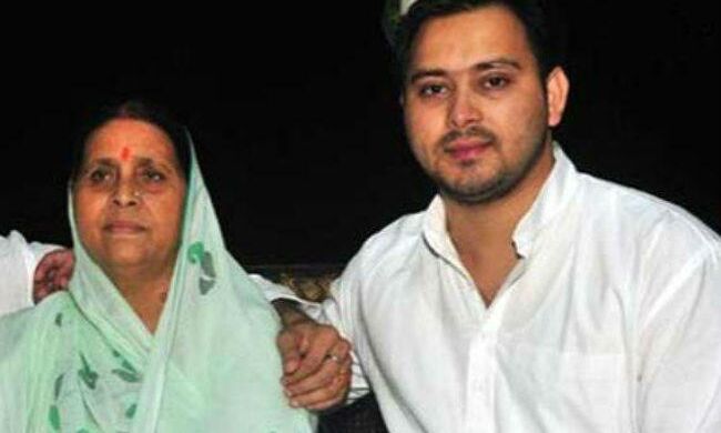 आईआरसीटीसी घोटाले में राबड़ी, तेजस्वी को मिली जमानत, लालू के खिलाफ वारंट