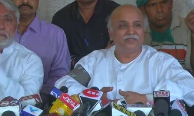 प्रेस कॉन्फ्रेंस के दौरान रो पड़े तोगड़िया, बोले- मेरा एनकाउंटर कराने की थी साजिश