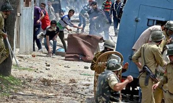 यूपी तक फैला कश्मीर के पत्थरबाजों का जाल, नौकरी के नाम पर दी जाती थी ट्रेनिंग